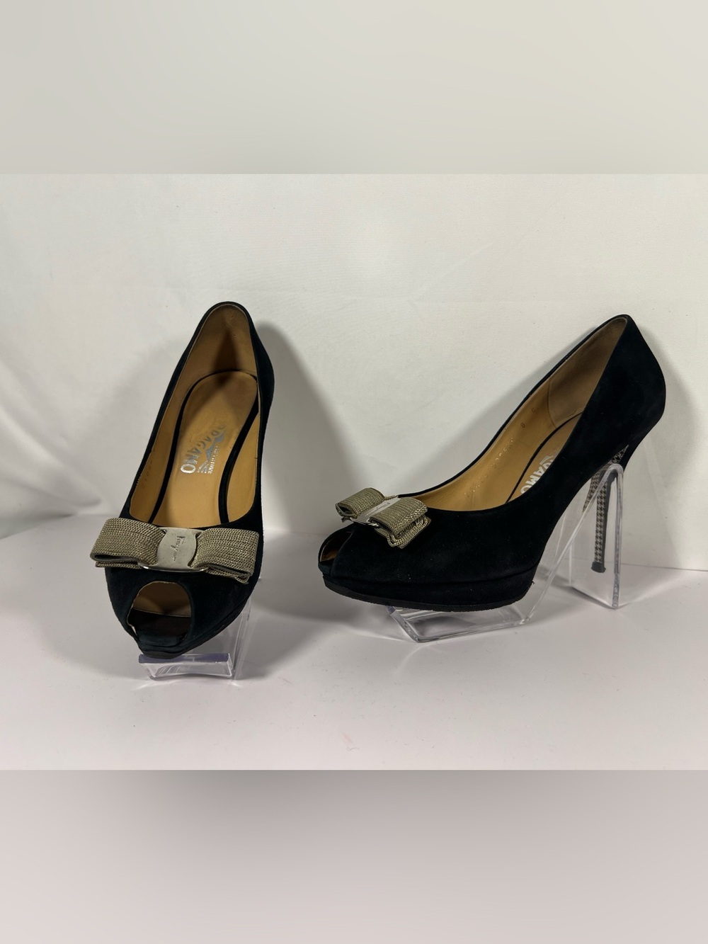 7056: Salvatore Ferragamo Vara Bow Peep Toe Platform Pumps Black Suede Size 8C